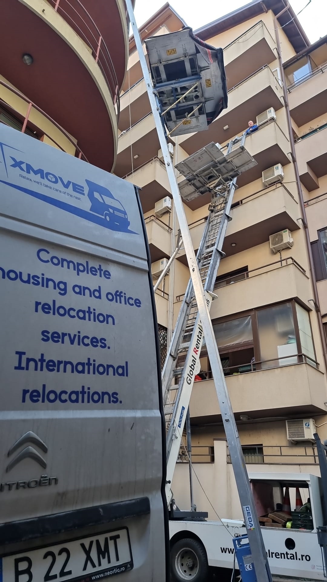 Lift exterior XMoveTrans folosit la o mutare